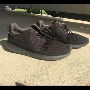 Black Nike Roshes